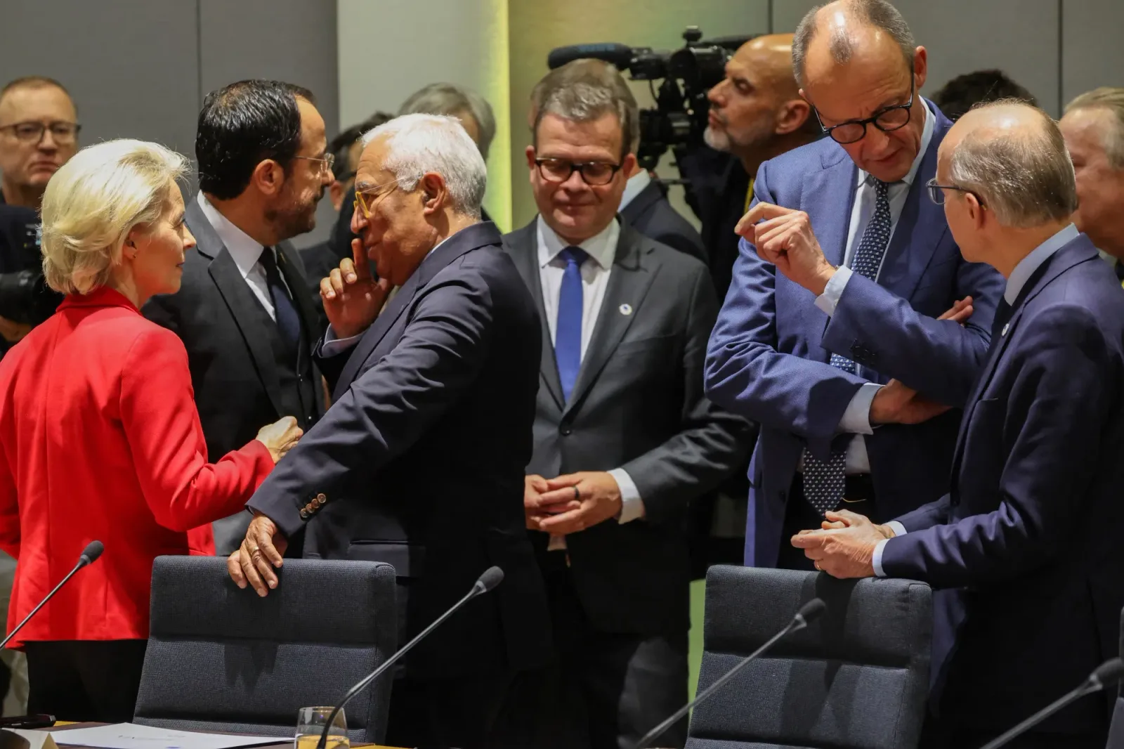 Liderii europeni discută despre relațiile comerciale cu SUA la Bruxelles.