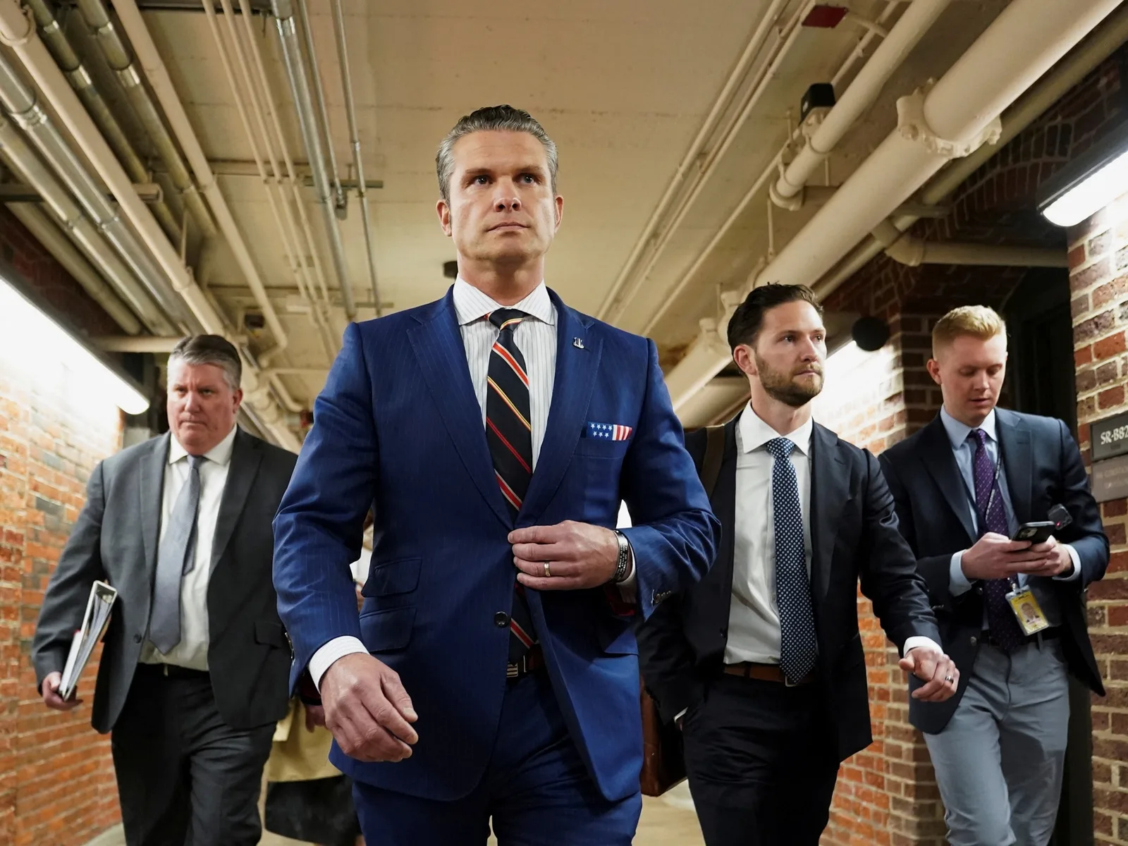 Oficiali americani discutând despre planuri militare într-un coridor al Pentagonului.