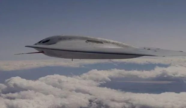 Bombardierul B-21 Raider în zbor, surprins în timpul realimentării aeriene.