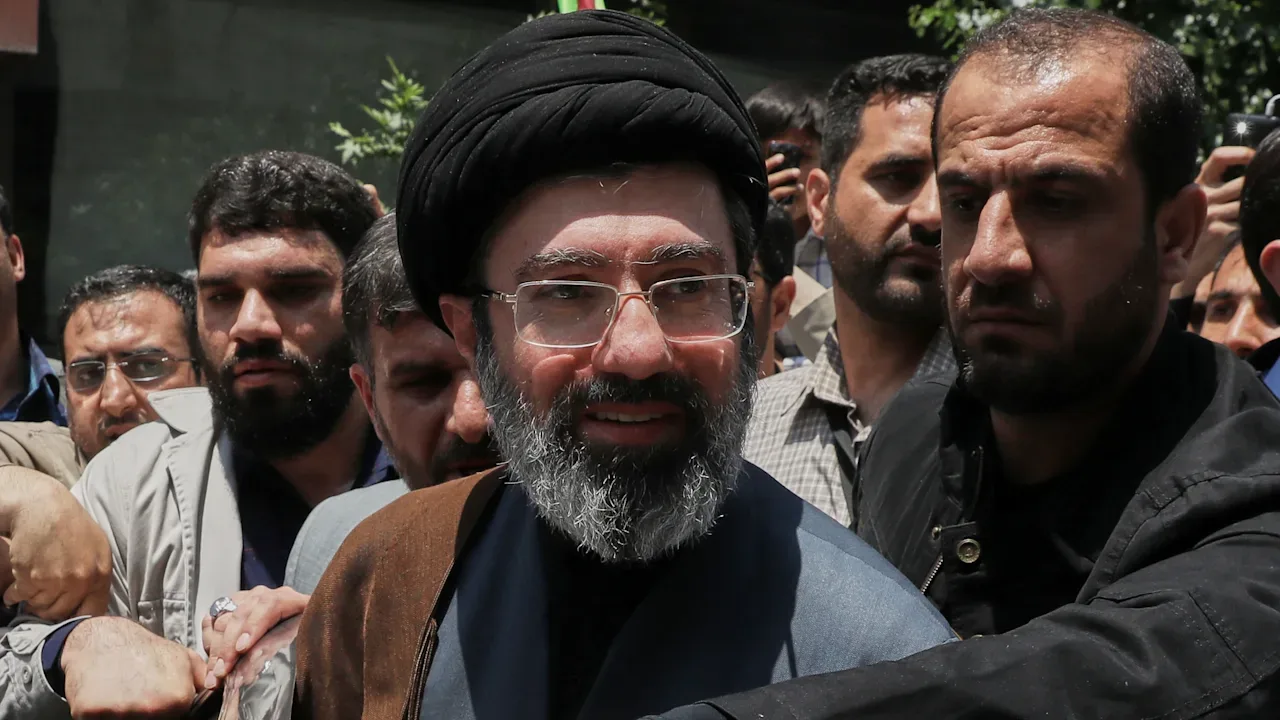 Modștaba Chamenei, liderul iranian, înconjurat de susținători, în timpul unei apariții publice.