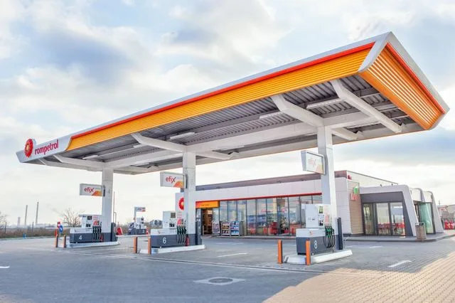 Benzinărie Rompetrol modernă, cu stații de alimentare și magazin.