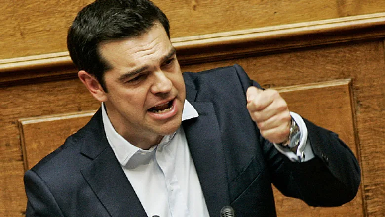 Alexis Tsipras vorbește pasionat în fața parlamentului.