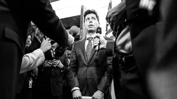 Andy Jassy discutând despre investiții în inteligența artificială.