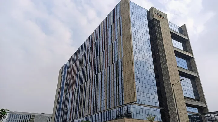 Clădire modernă a unui centru de date AWS în Emiratele Arabe Unite.