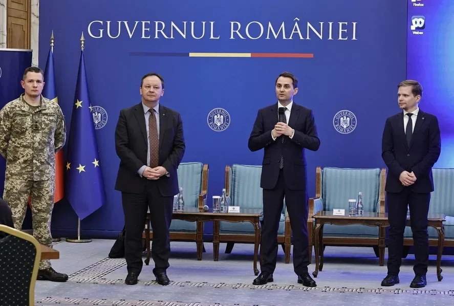 Palatul Victoria iluminat în culorile Uniunii Europene.