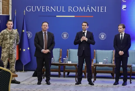 Palatul Victoria iluminat în culorile Uniunii Europene.