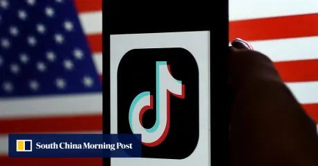 Logo-ul TikTok pe fundalul steagului american, simbolizând negocierile recente.