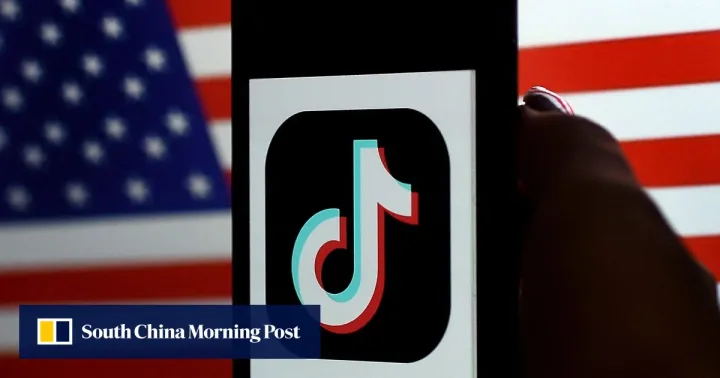 Logo-ul TikTok pe fundalul steagului american, simbolizând negocierile recente.