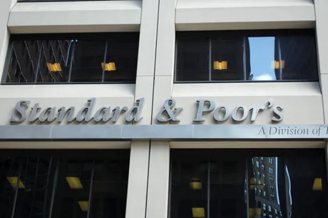 Sediul Standard & Poor's, simbol al evaluării financiare globale.