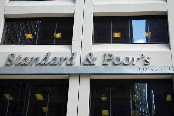 Sediul Standard & Poor's, simbol al evaluării financiare globale.