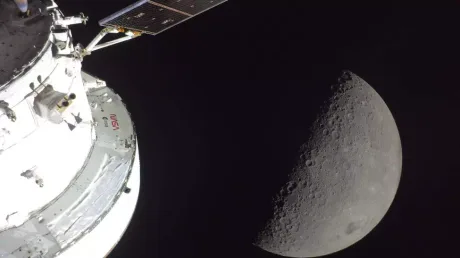 Vedere a Lunii și a unei nave spațiale în apropiere, simbolizând explorarea cosmică.