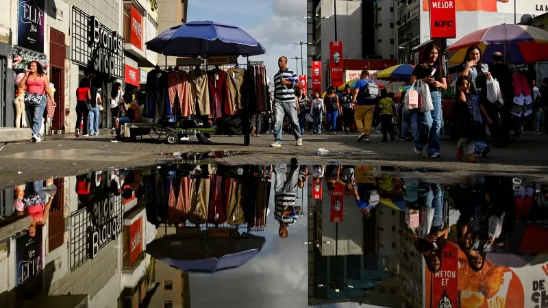 Stradă aglomerată din Caracas, cu oameni și tarabe de vânzare.