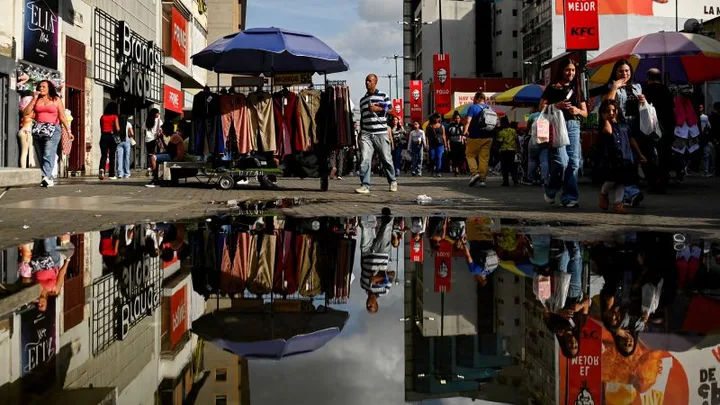 Stradă aglomerată din Caracas, cu oameni și tarabe de vânzare.