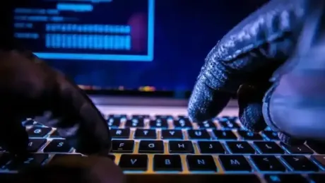 Atac cibernetic complex folosind inteligența artificială pentru a descoperi vulnerabilități în software.