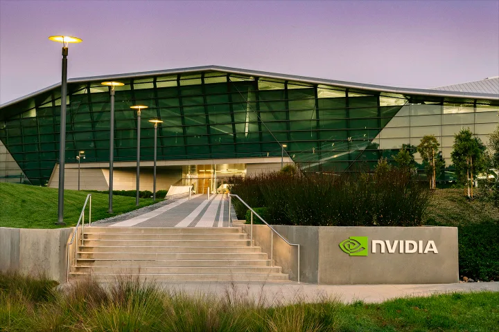 Fabrica NVIDIA cu arhitectură modernă, dedicată tehnologiilor avansate.