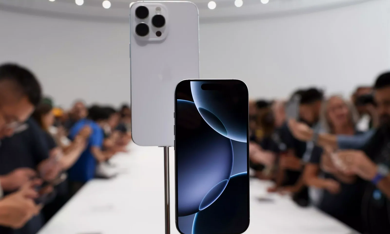 Un iPhone expus alături de altele, evidențiind popularitatea sa globală.