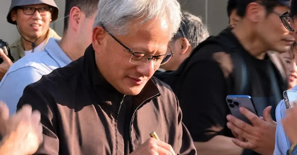 Jensen Huang interacționând cu fanii în Taipei, înainte de întâlniri importante.