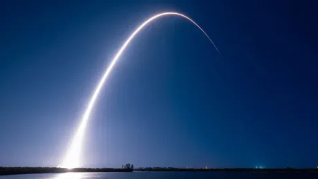 Traiectoria rachetei Falcon 9 în timpul lansării nocturne.