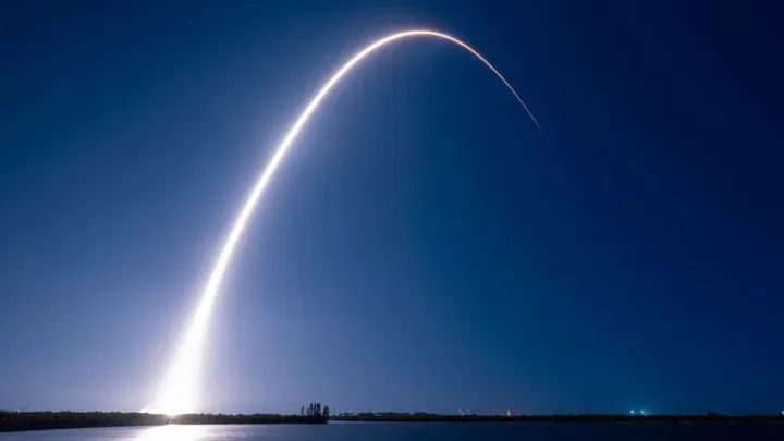 Traiectoria rachetei Falcon 9 în timpul lansării nocturne.
