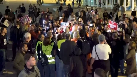 Proteste anti-război în Tel Aviv, cu participanți și poliție în confruntare.