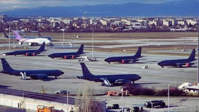 Șapte avioane-cisternă americane staționate pe aeroportul din Sofia.