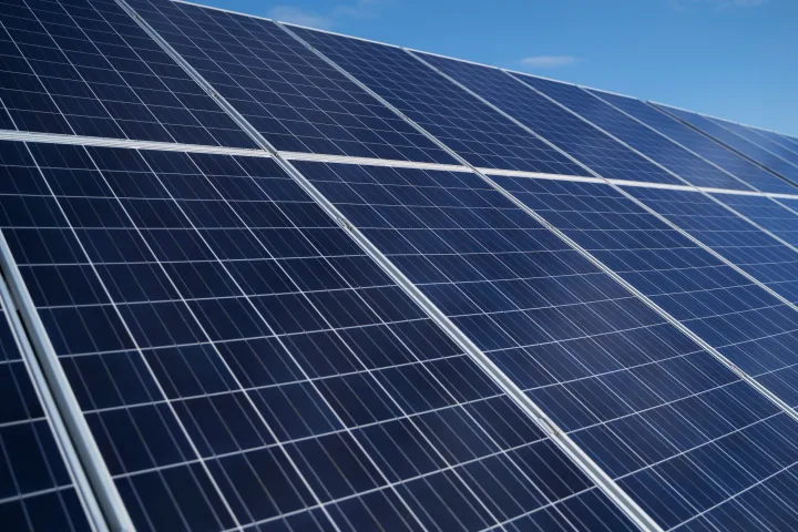 Panouri fotovoltaice instalate în Moldova, simbol al energiei regenerabile.