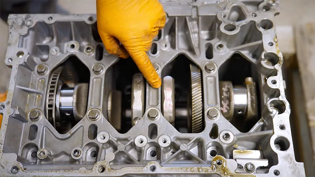 Detalii despre motorul unui Volvo cu defecțiuni grave descoperite de mecanici români.