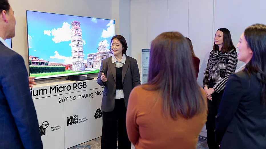 Prezentare a noilor televizoare Micro RGB la evenimentul Samsung din Europa.