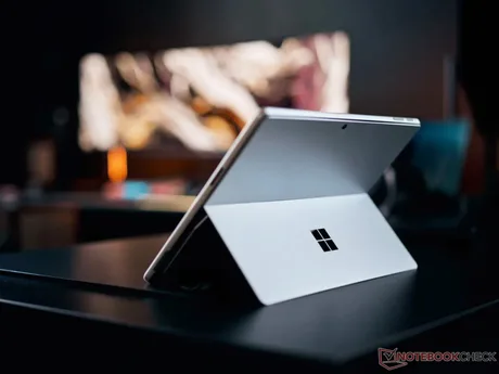 Tableta Surface Pro 12 cu design elegant, pregătită pentru lansare.