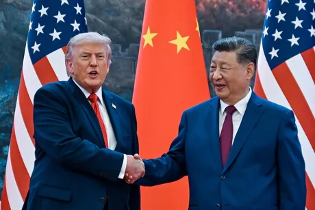 Donald Trump și Xi Jinping la o întâlnire oficială, cu steagurile Chinei și SUA în fundal.