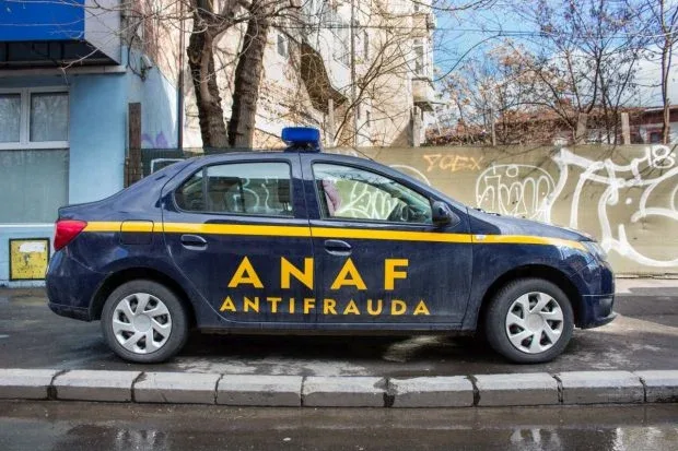 Mașină ANAF parcată pe stradă, evidențiind controalele fiscale asupra cheltuielilor auto.
