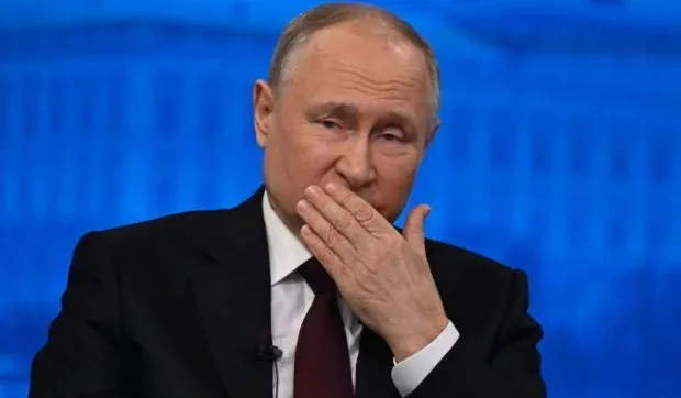 Vladimir Putin reflectând asupra situației economice dificile a Rusiei.