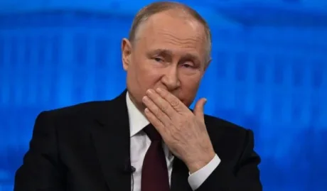 Vladimir Putin reflectând asupra situației economice dificile a Rusiei.