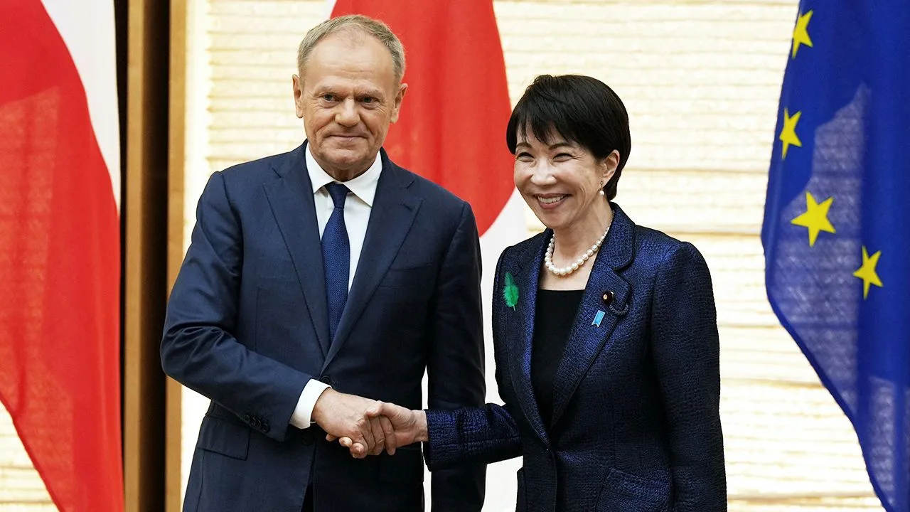 Liderii Japoniei și Poloniei discutând despre parteneriatul strategic în apărare.