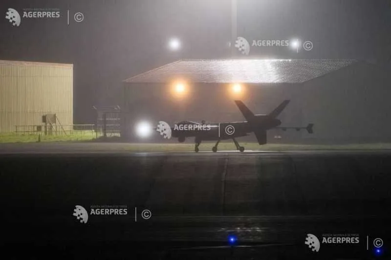 Drone pregătită pentru misiune pe un aeroport militar în condiții de ceață.