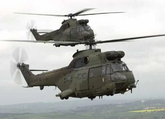 Elicoptere H225M în zbor, simbol al inovației în industria aeronautică.