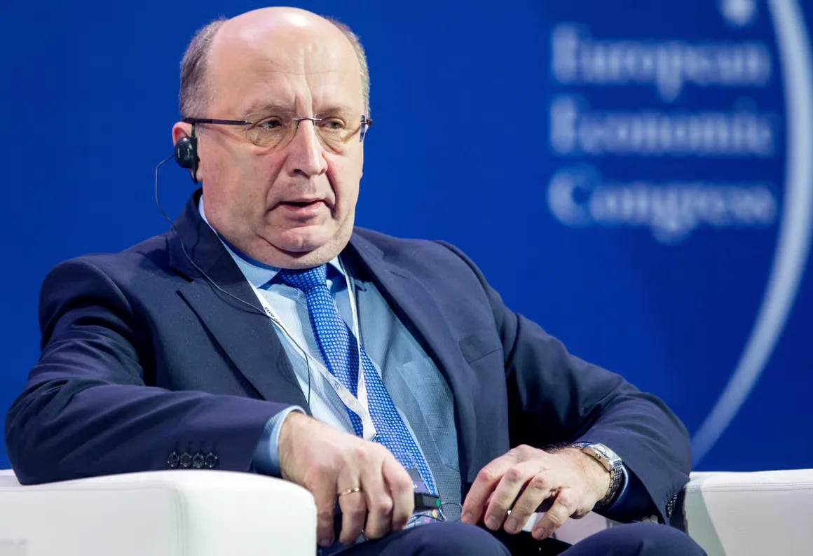 Comisar european discutând despre inovații în apărare și fonduri europene.