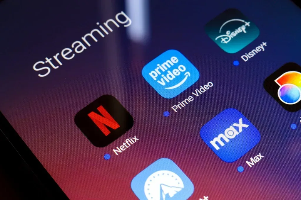 Platforme de streaming pe un telefon mobil, inclusiv Netflix și Disney+