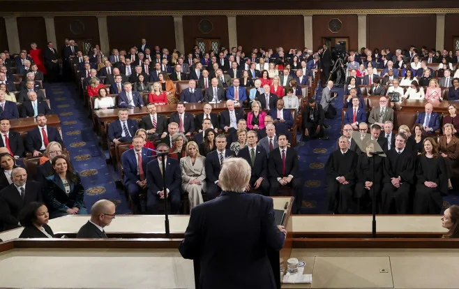 Donald Trump rostind discursul în fața Congresului SUA, cu mulți membri prezenți.