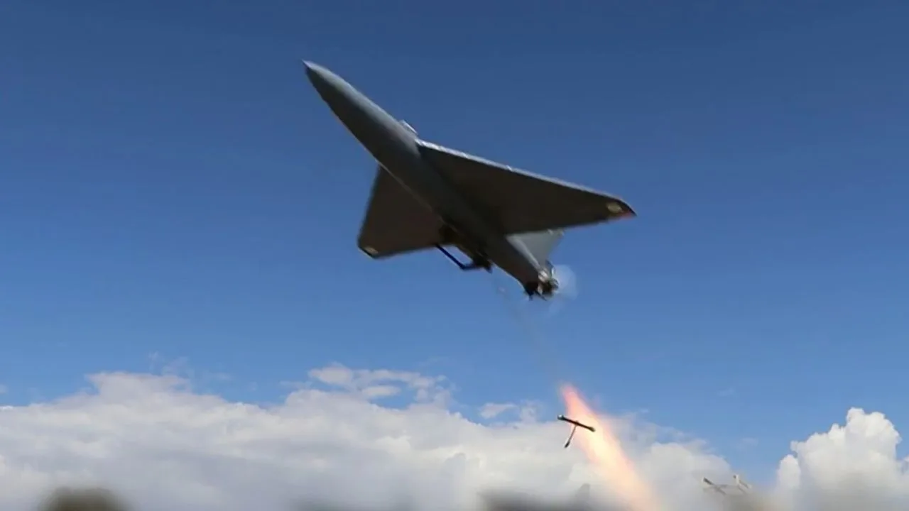 Drone iraniene lansând rachete în timpul unui conflict militar.