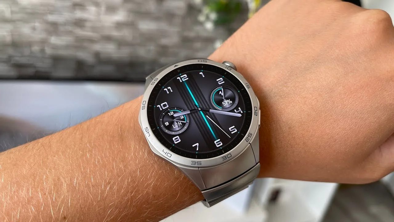 Ceas sportiv elegant, cu display digital și curea metalică.