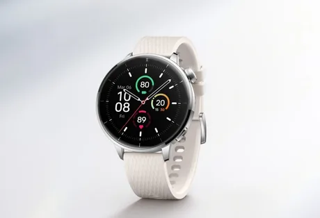 Smartwatch elegant cu ecran rotund și curea albă, design modern.