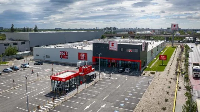 Hipermarket Kaufland cu parcări și clădire modernă în fundal.