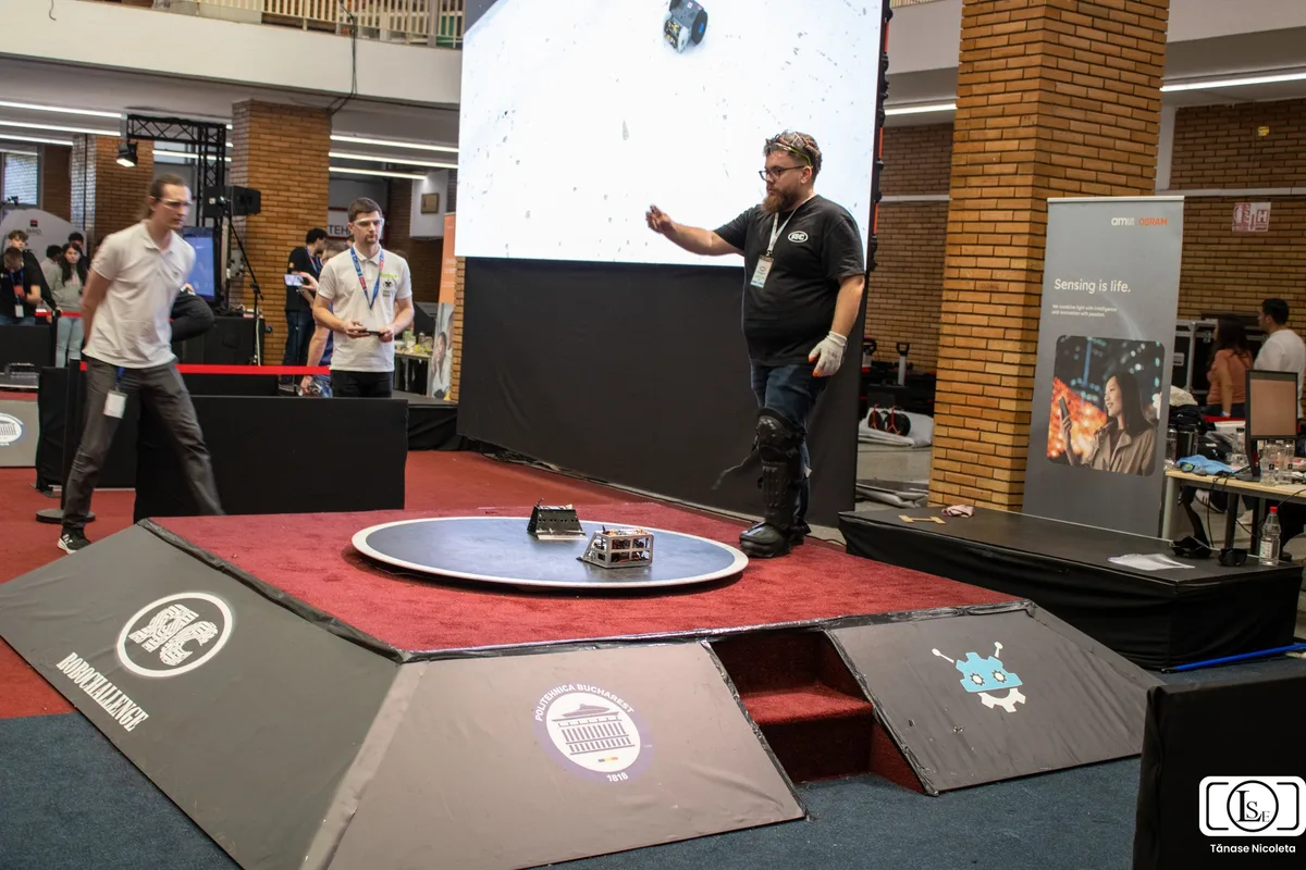 Ringul de competiție pentru roboți, pregătit pentru confruntări.