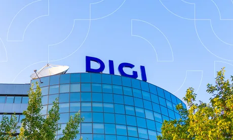 Clădirea Digi Communications cu logo-ul vizibil pe acoperiș.