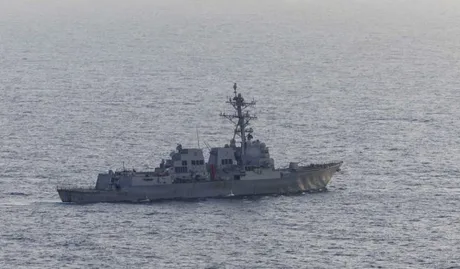 Nava militară americană navigând în apele din Strâmtoarea Ormuz.