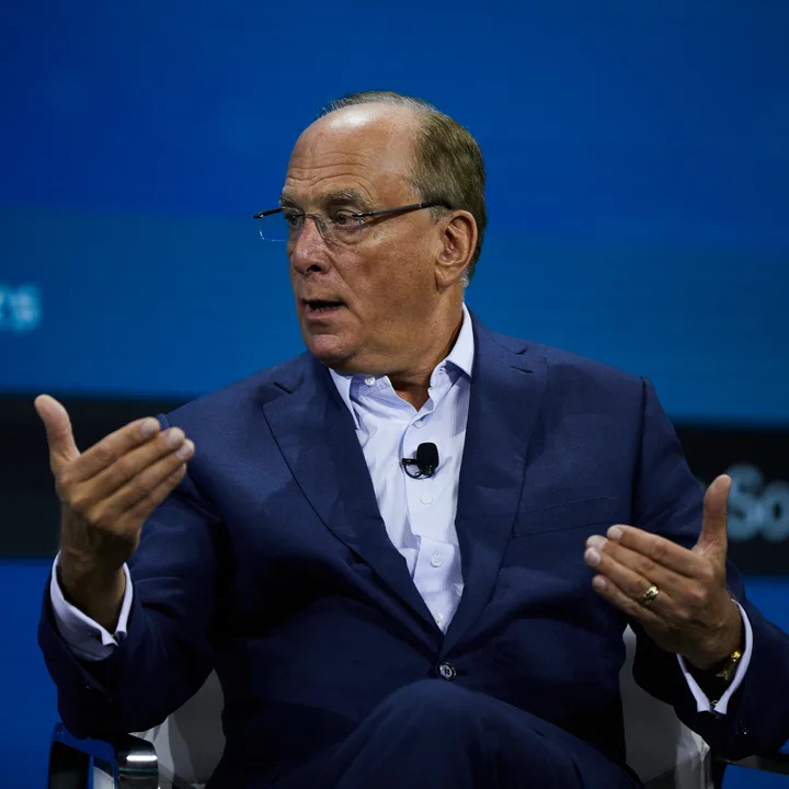 Larry Fink discutând despre impactul prețurilor la petrol asupra economiei globale.