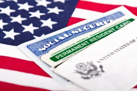 Documente de imigrare pe fundalul steagului american