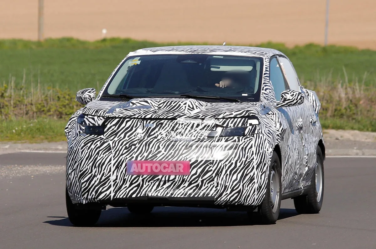 Dacia electrică în teste, camuflată cu un design modern.