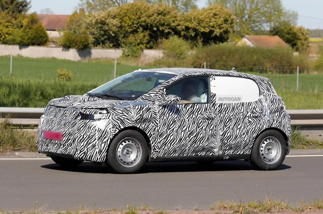 Noua Dacia electrică surprinsă pe drum, cu un aspect inovator.